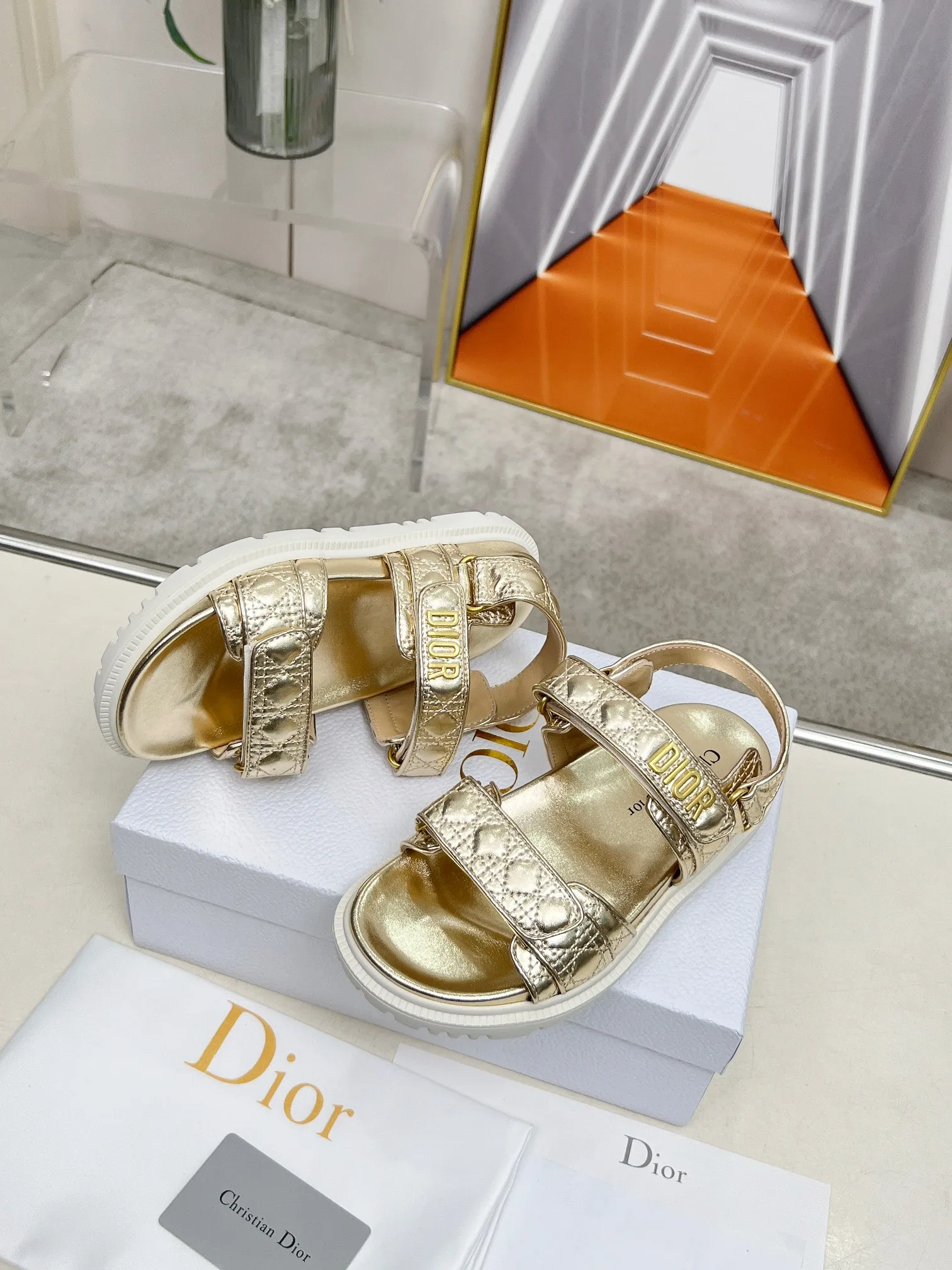 👟👟Ex-factory price 500👟👟Dior👏👏new classic style. 🔥Purchasing-level qualityThe most popular thick-soled sandals in foreign counters. Upper➕Inside: original customized material, original mold opening of sole 1.1 (lightweight, code number 35-40 (41/42 can be customized)
